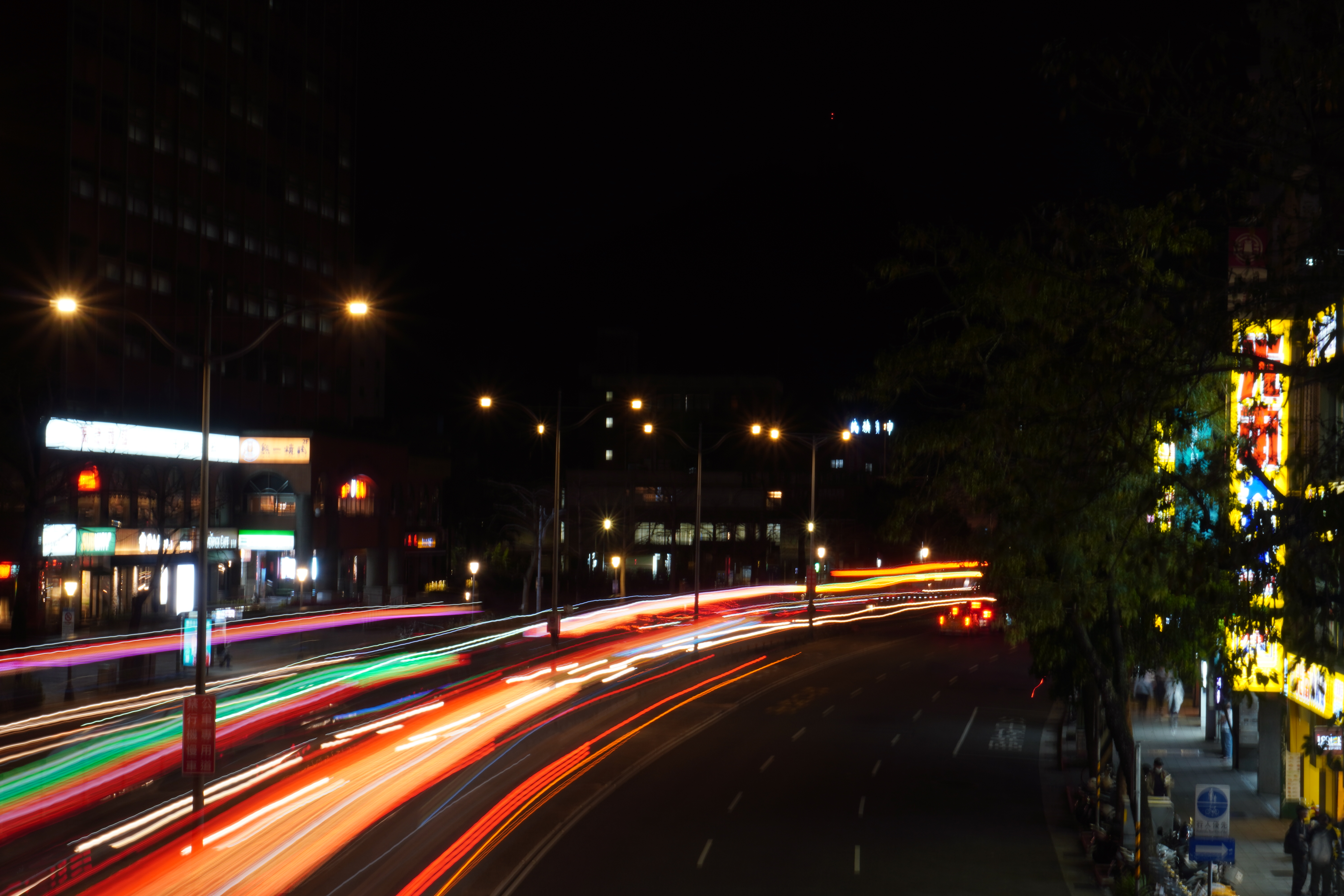城市的流動，是速度與時間的壓縮。長時間曝光將車燈匯聚成不間斷的光河，在靜止的夜景中奔騰，展現了都市的生命脈動。